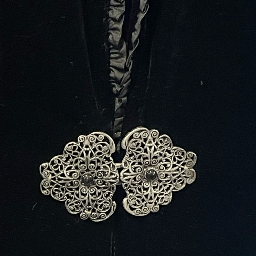 Ann Taylor LOFT black velvet cropped blazer bolero shrug w/ silver clasp closure - Picture 6 of 13